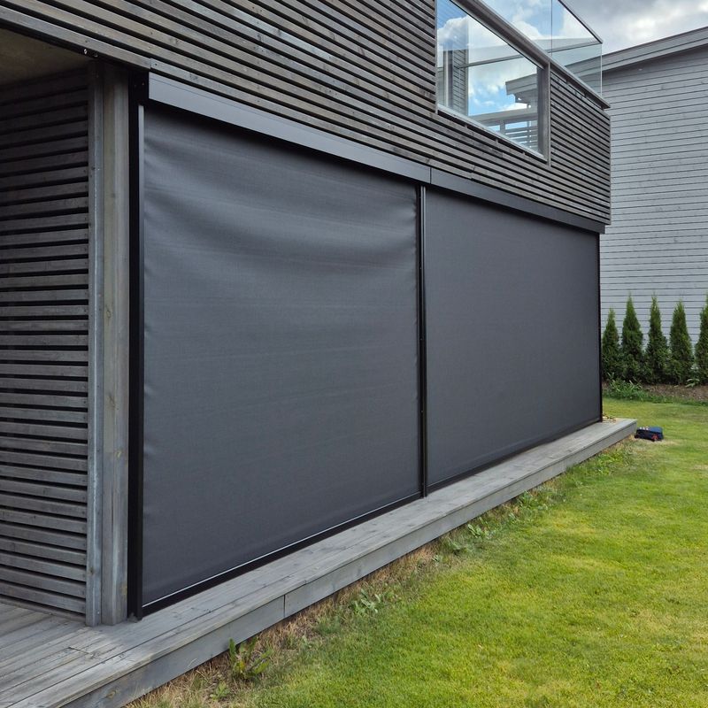 To ZIP Screens på en terrasse der duken henger slakt øverst, rett under kassetten
