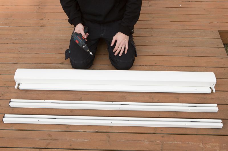 Slik ser en ZIP Screen ut etter utpakking, før sideskinnene tas fra hverandre for montering